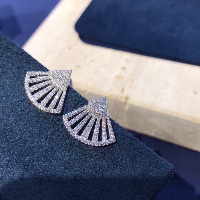 APM Monaco Elegant Fan-Shaped Diamond Stud Earrings